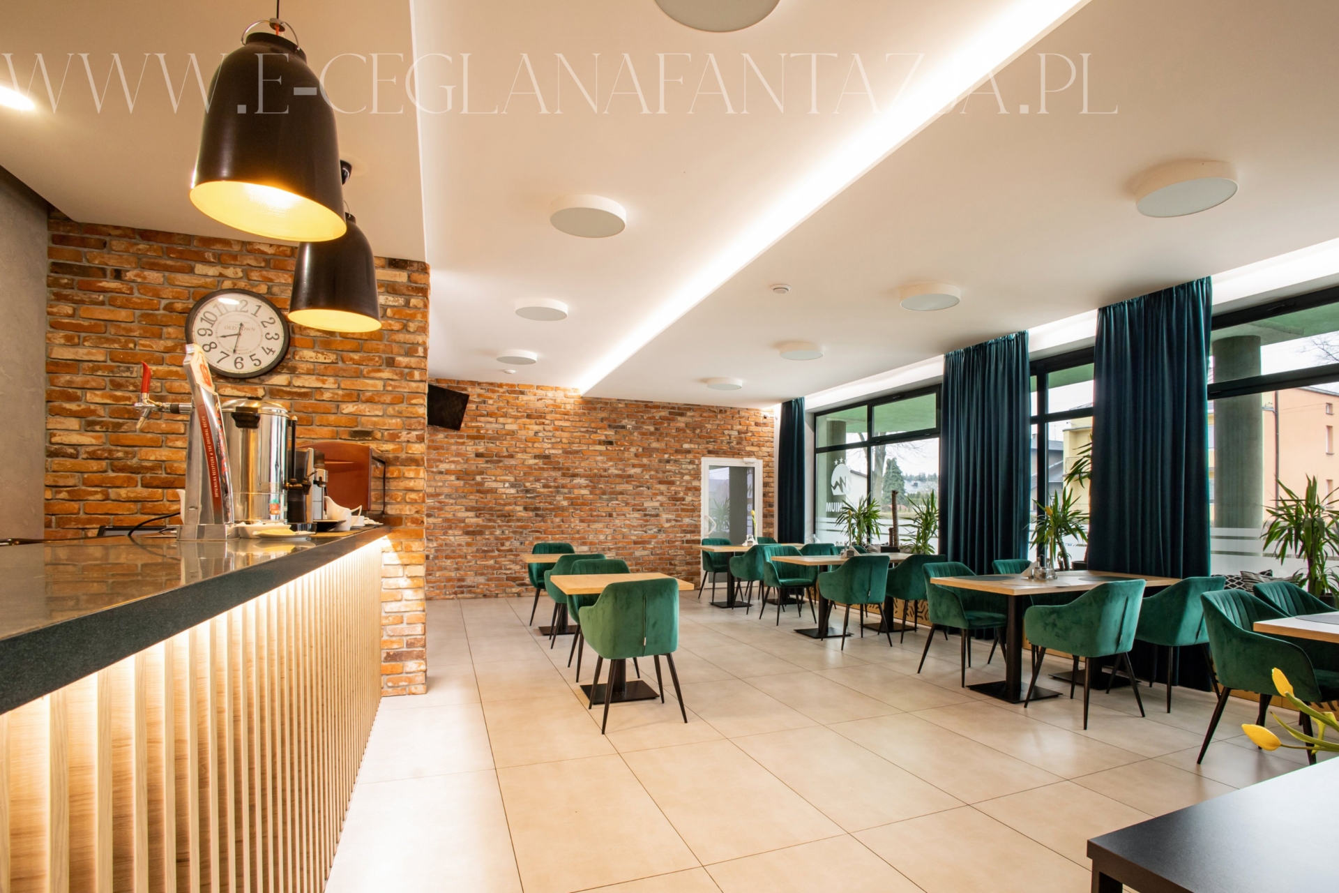 Przytulna restauracja z ceglaną ścianą i drewnianymi akcentami.