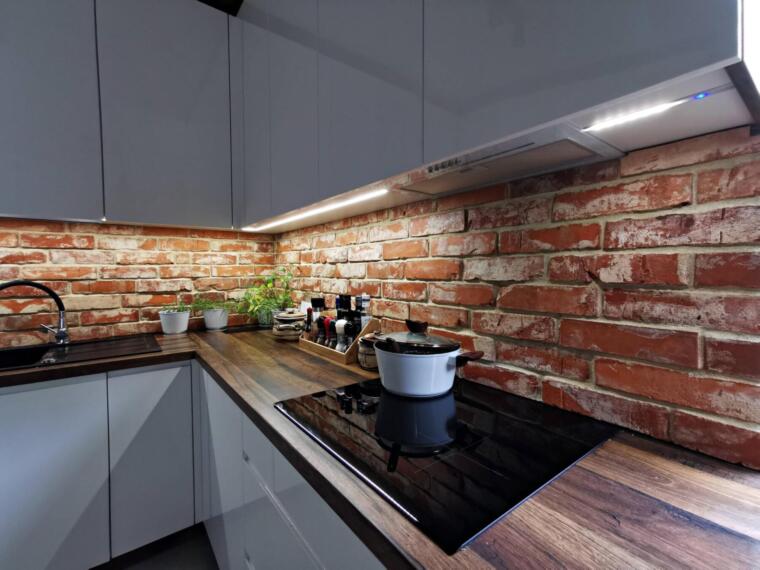 Intensywny Kolor Cegły W Kuchni Przy Użyciu Lica Starej Cegły