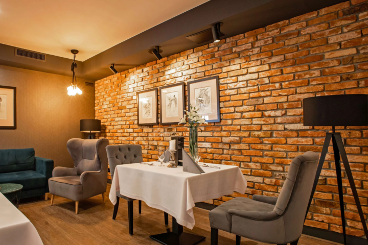 Ściana z płytek z cegły rozbiórkowej w eleganckiej restauracji