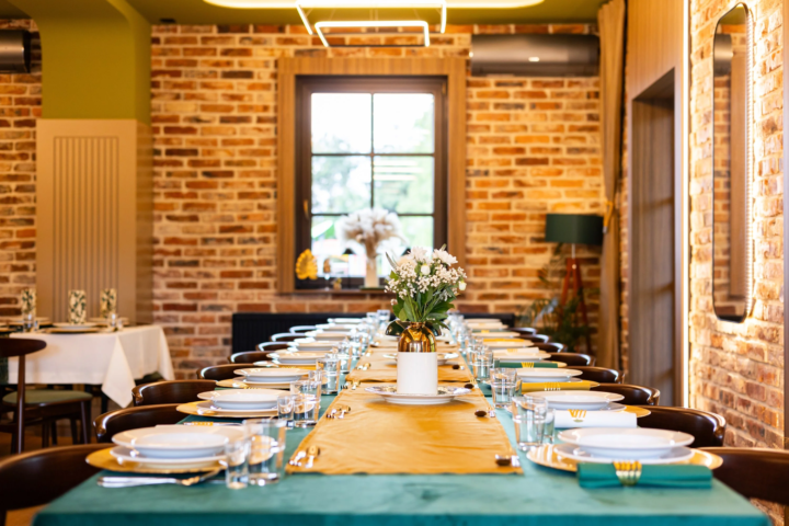 Płytki ceglane z cegły rozbiórkowej jako efektowne tło w eleganckim wnętrzu restauracyjnym.