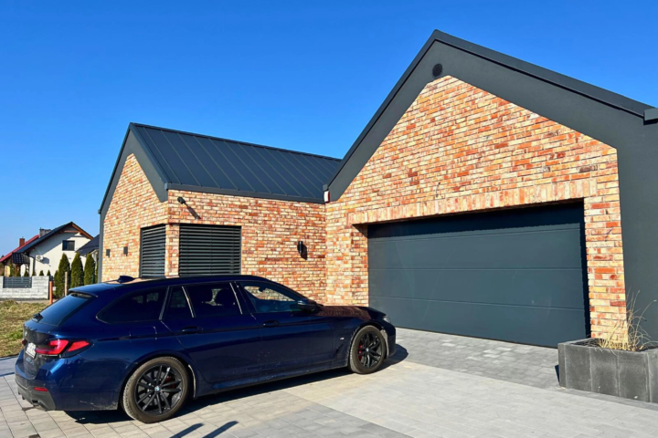 Nowoczesny dom z garażem, wykończony płytkami z czerwonej cegły z rozbiórki od producenta Ceglana Fantazja