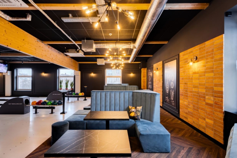 Dekoracyjna ściana z płytek ceglanych w przestrzeni rozrywkowej