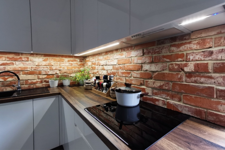 Płytki ceglane z rozbiórki jako backsplash w nowoczesnej kuchni