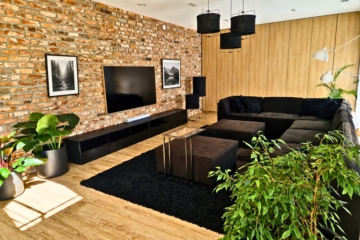 Cegła jako tło dla sztuki — galeria domowa na ceglanej ścianie